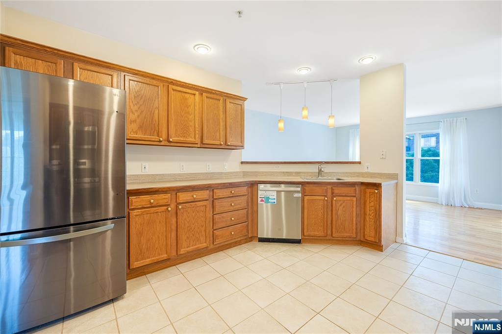 337 The Promenade, Unit 337 Edgewater, NJ 07020 - Photo 11 of 28