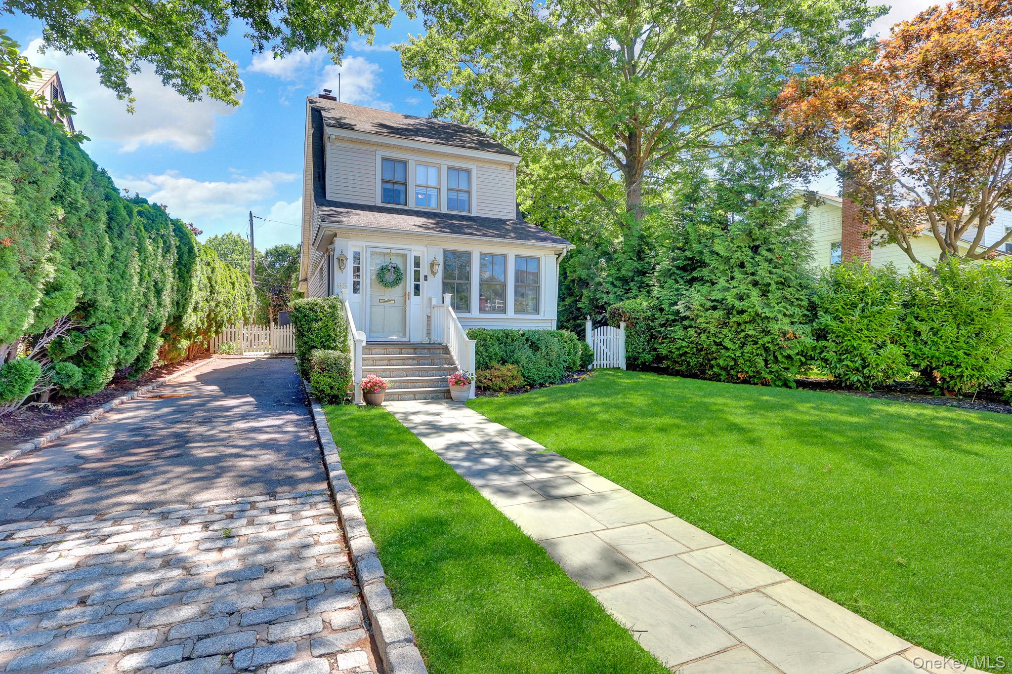 65 Roxbury Road Garden City, NY 11530 - Photo 4 of 39