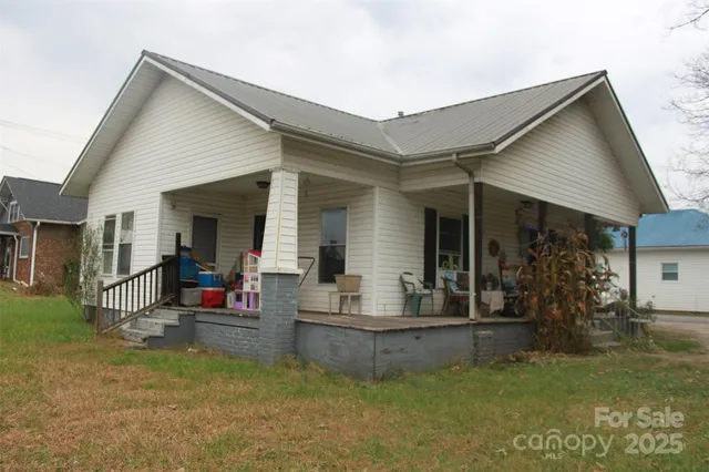 a view of house that has a yard