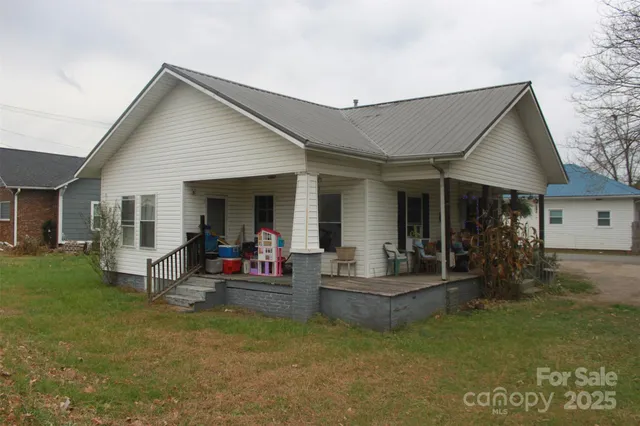 a view of house with backyard and porch