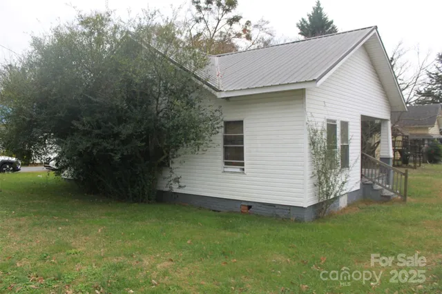 a view of house with backyard