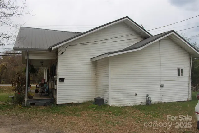 a view of a house with yard
