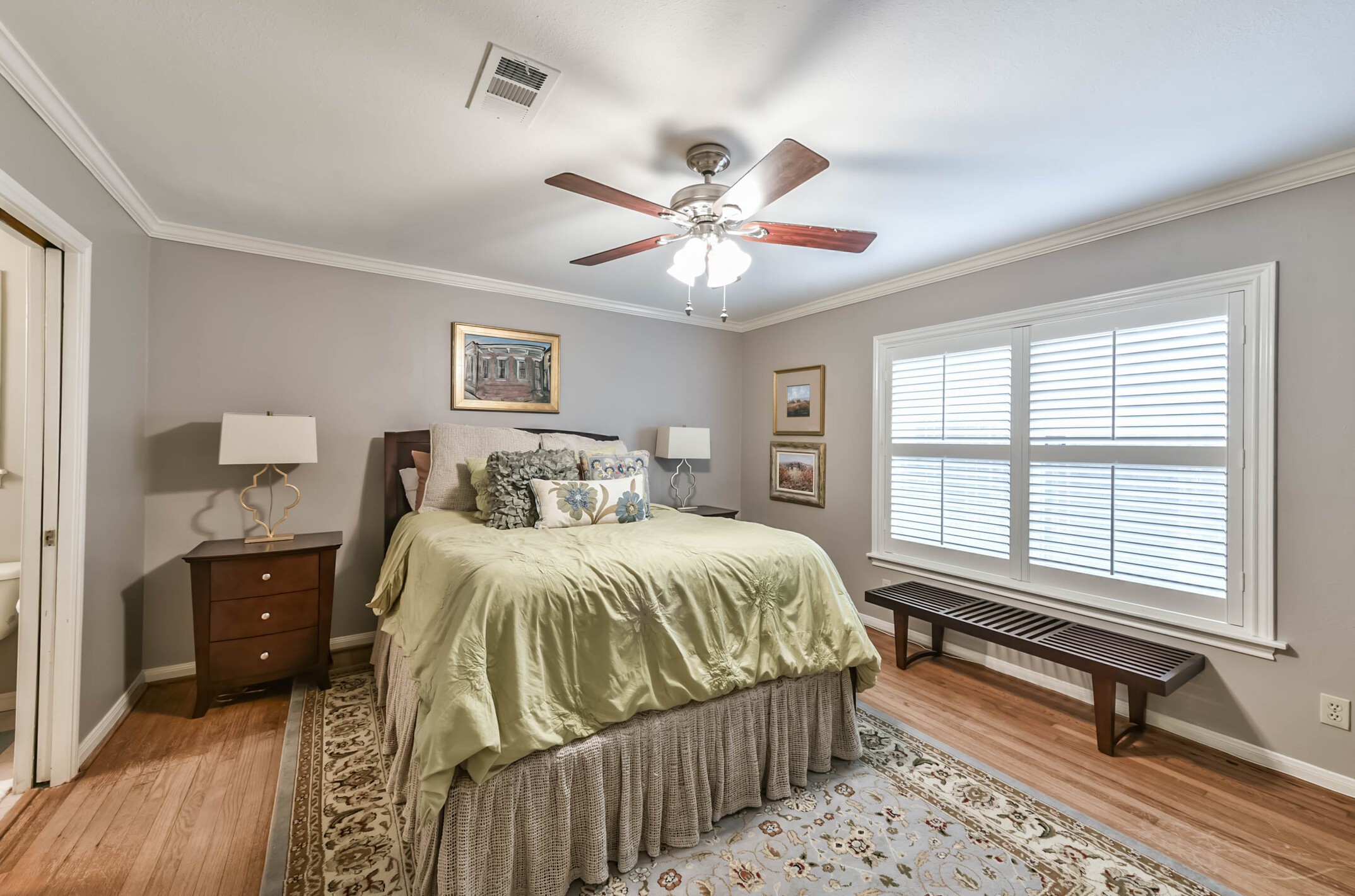 906 Bay Oaks Road Houston, TX 77008 - Photo 16 of 26 The blissful primary suite is tucked away from the main living spaces.