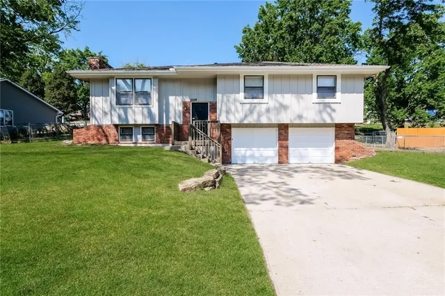 $2,215 | 6924 Northwest Pleasant View Court, Kansas City, MO 64152