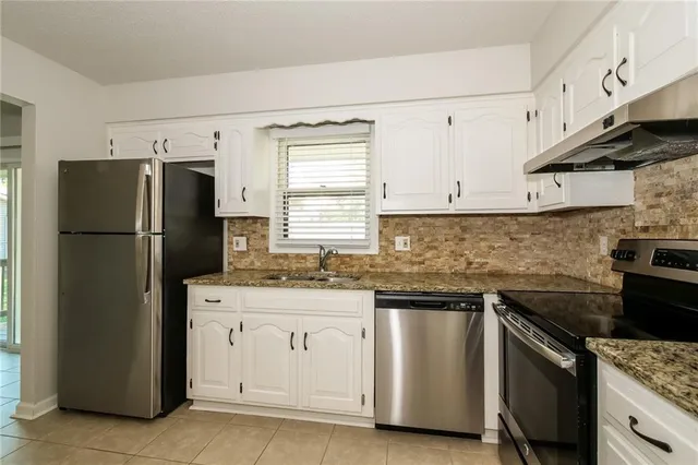 $2,215 | 6924 Northwest Pleasant View Court, Kansas City, MO 64152