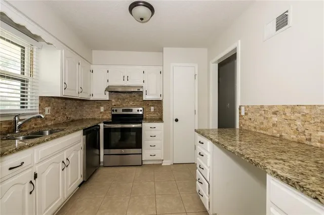 $2,215 | 6924 Northwest Pleasant View Court, Kansas City, MO 64152