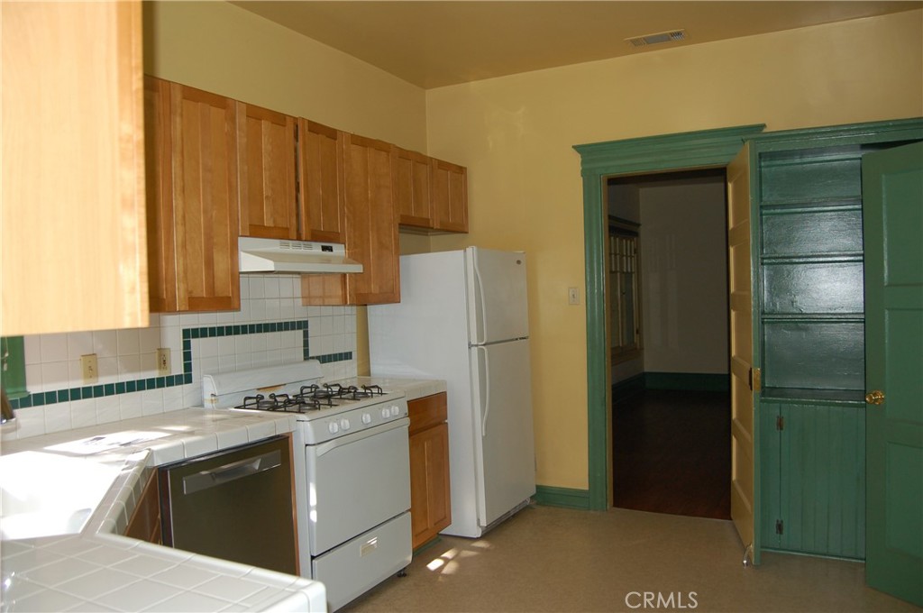 4162 Chestnut Street Riverside, CA 92501 - Photo 24 of 33 KITCHEN