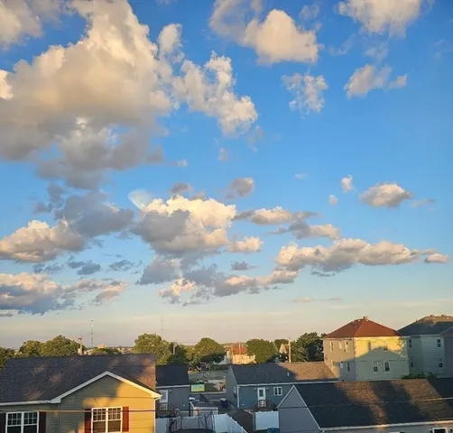 a view of residential houses with sky view