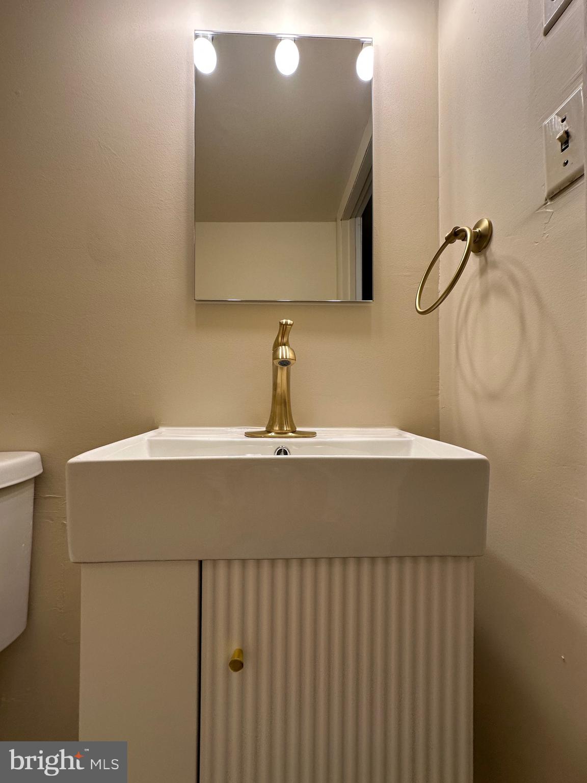 11152 Forest Edge Drive Reston, VA 20190 - Photo 22 of 102 Powder Room-Lower Level