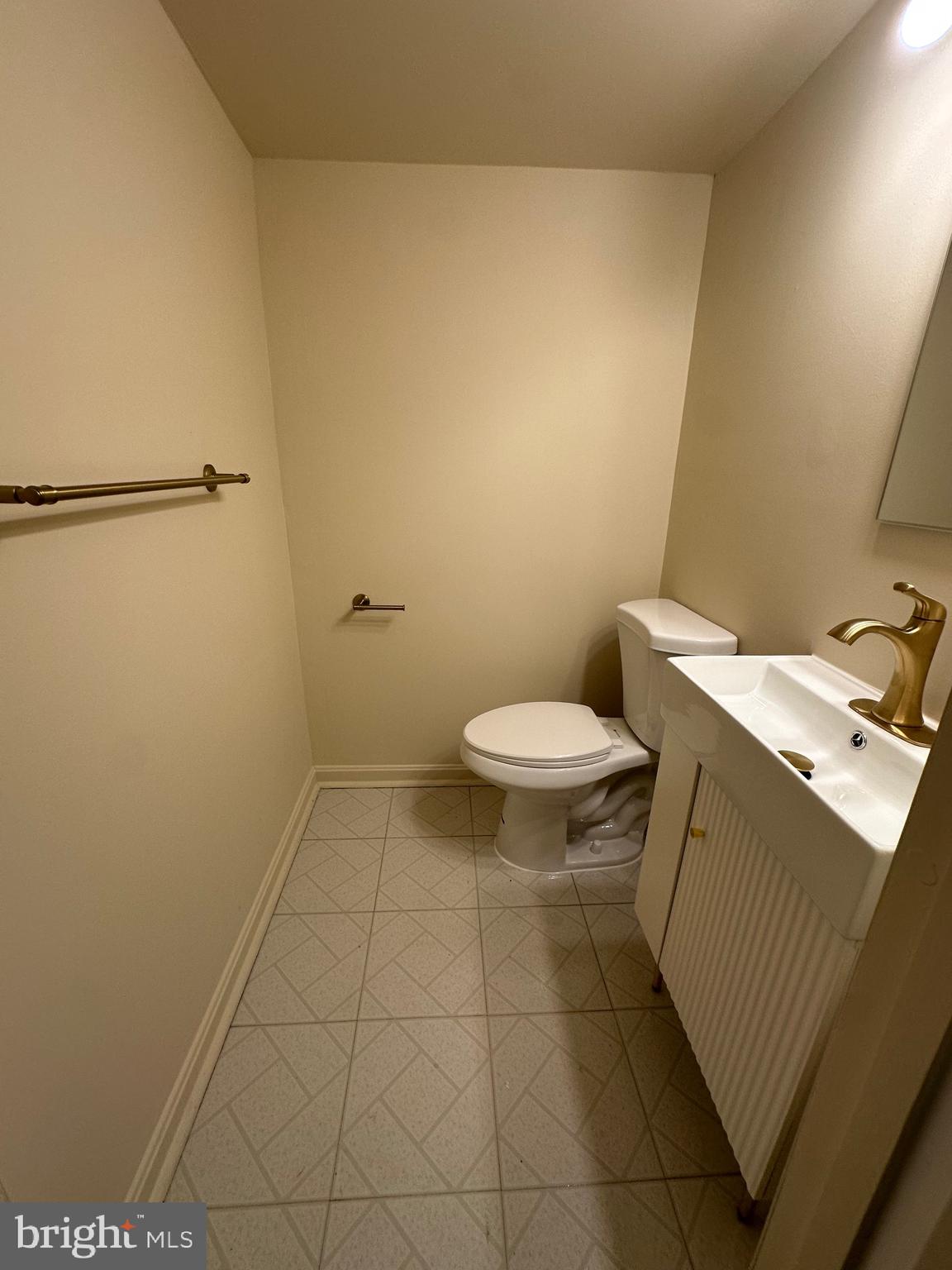 11152 Forest Edge Drive Reston, VA 20190 - Photo 24 of 102 Powder room-lower level