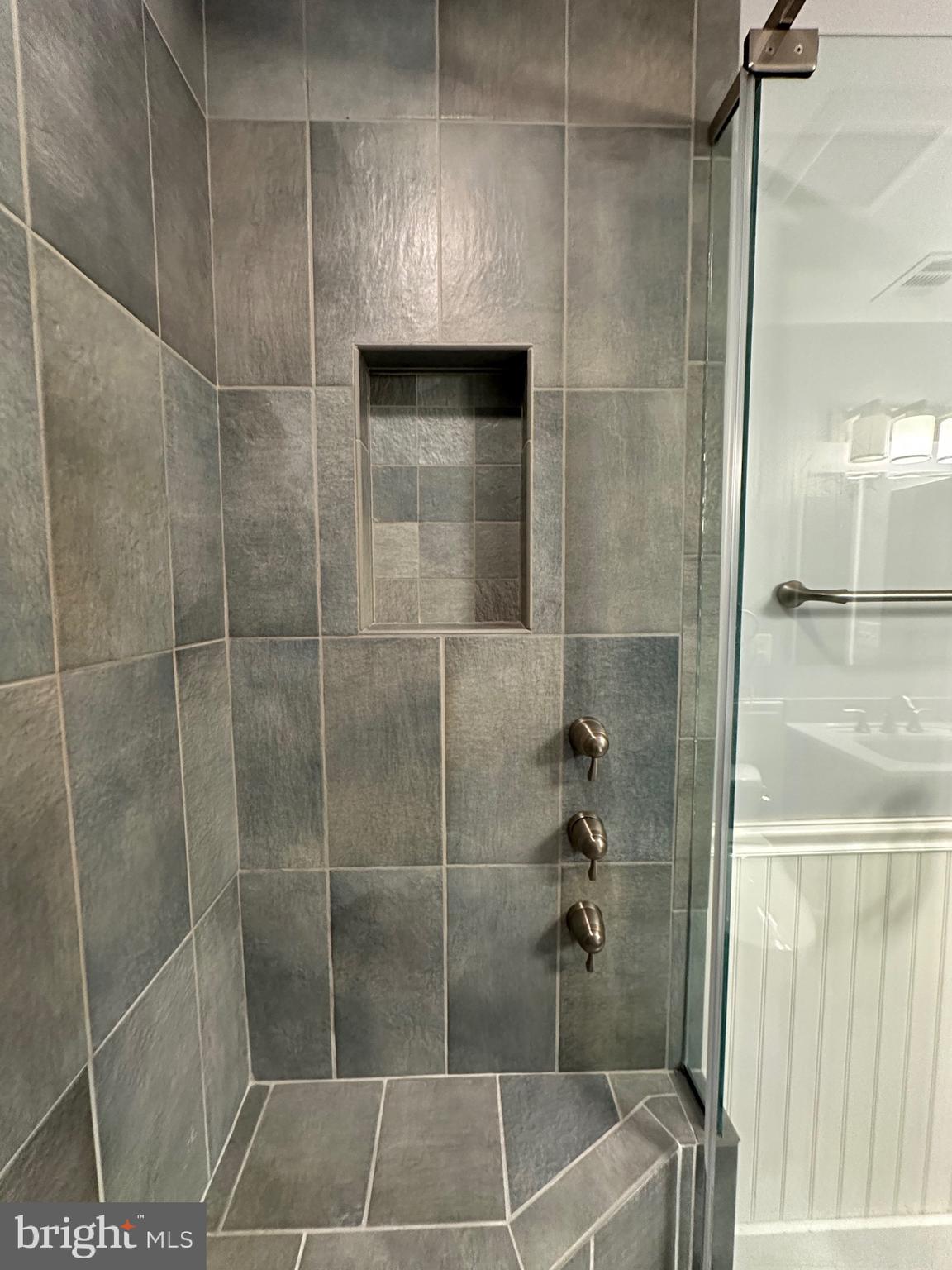 11152 Forest Edge Drive Reston, VA 20190 - Photo 30 of 102 Bedroom level hall bath shower niche