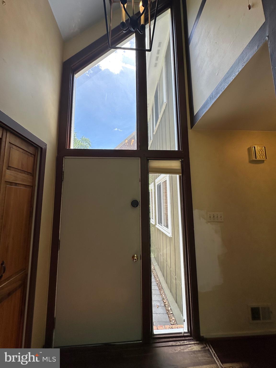 11152 Forest Edge Drive Reston, VA 20190 - Photo 3 of 102 Foyer