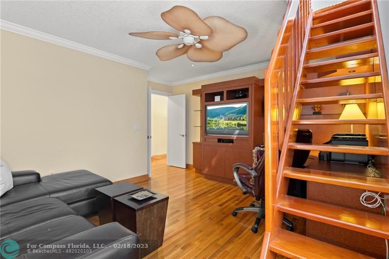 121 Landward Drive Jupiter, FL 33477 - Photo 35 of 43 a living room with furniture