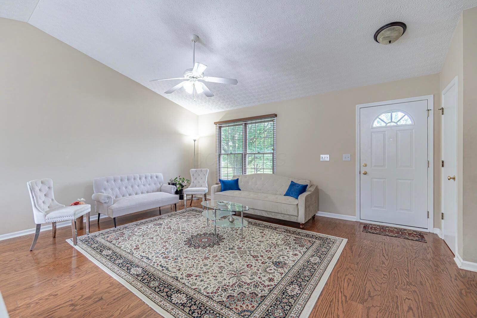 4450 Nickerson Road Columbus, OH 43228 - Photo 5 of 38 Living area