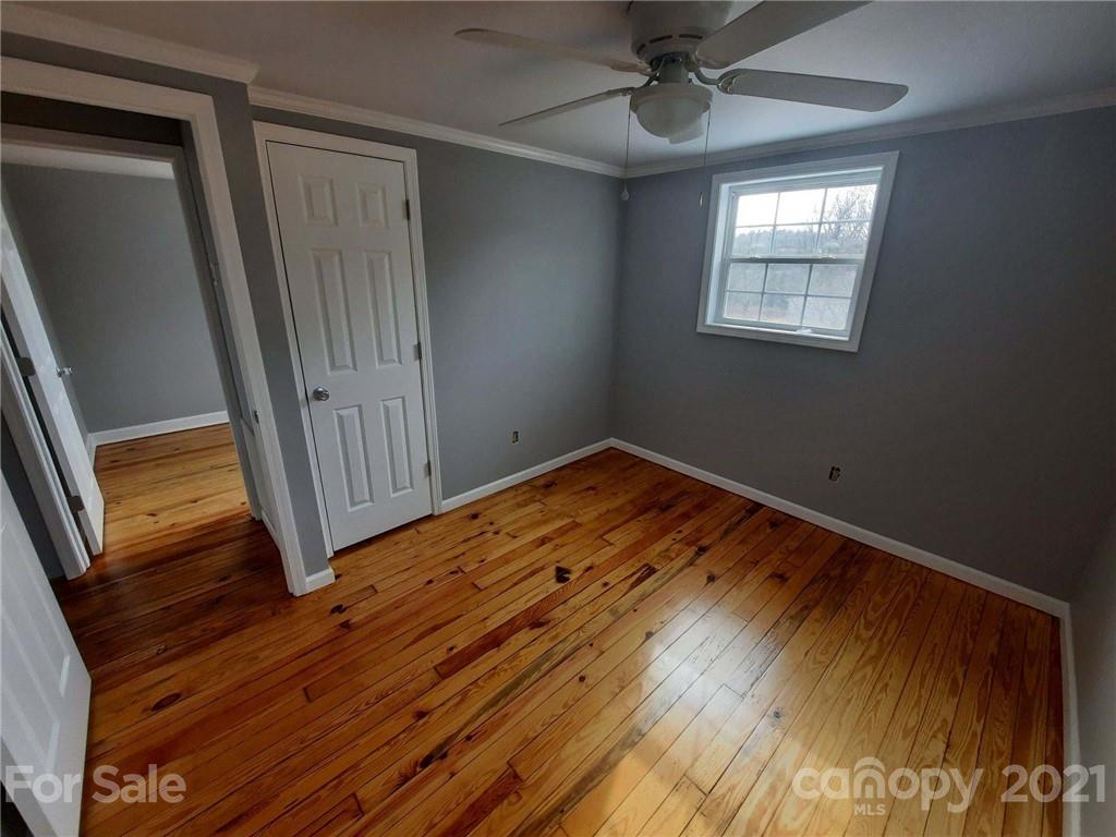 952 Mid Allen Road Hendersonville, NC 28792 - Photo 2 of 16 Gallery Image 2