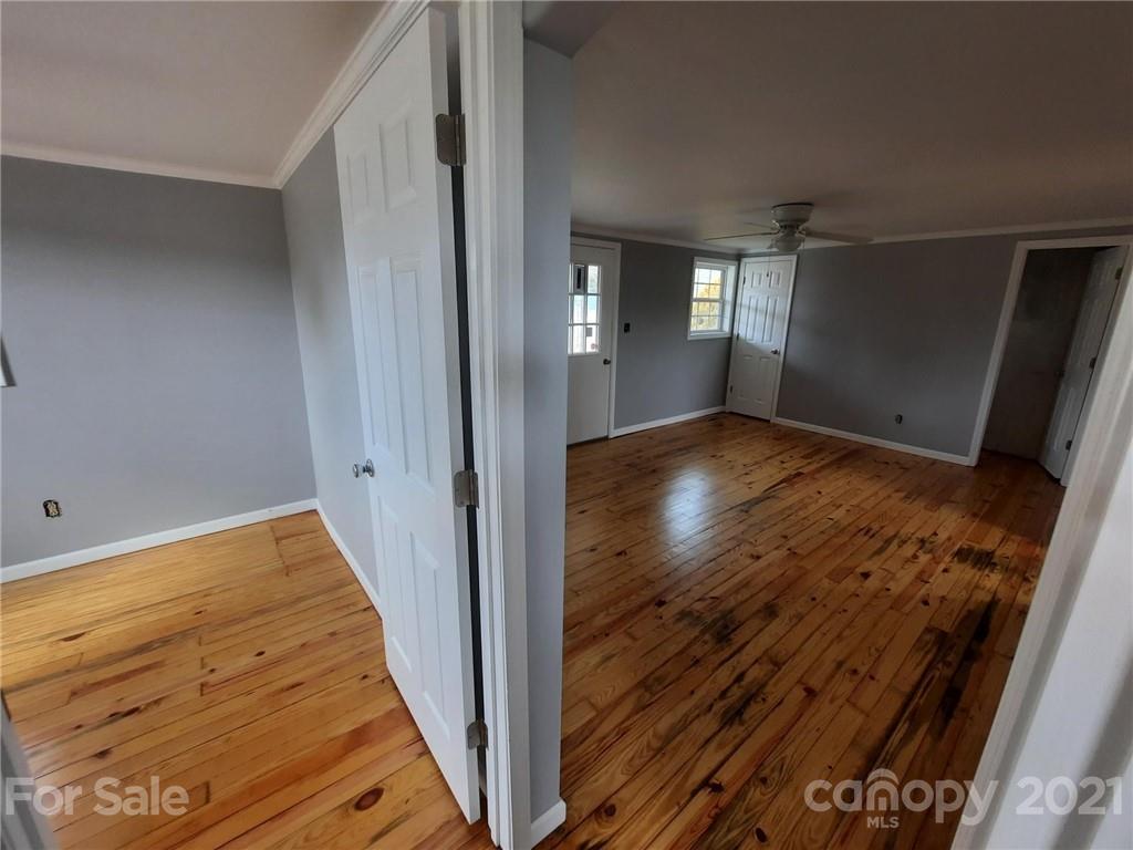 952 Mid Allen Road Hendersonville, NC 28792 - Photo 4 of 16 Gallery Image 4