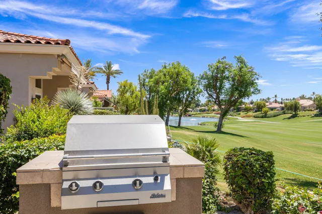 a view of a yard in the back of building