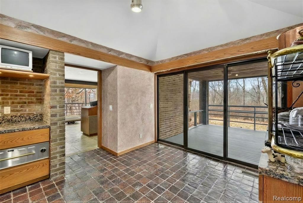 2551 Patterson Lake Road Pinckney, MI 48169 - Photo 34 of 95