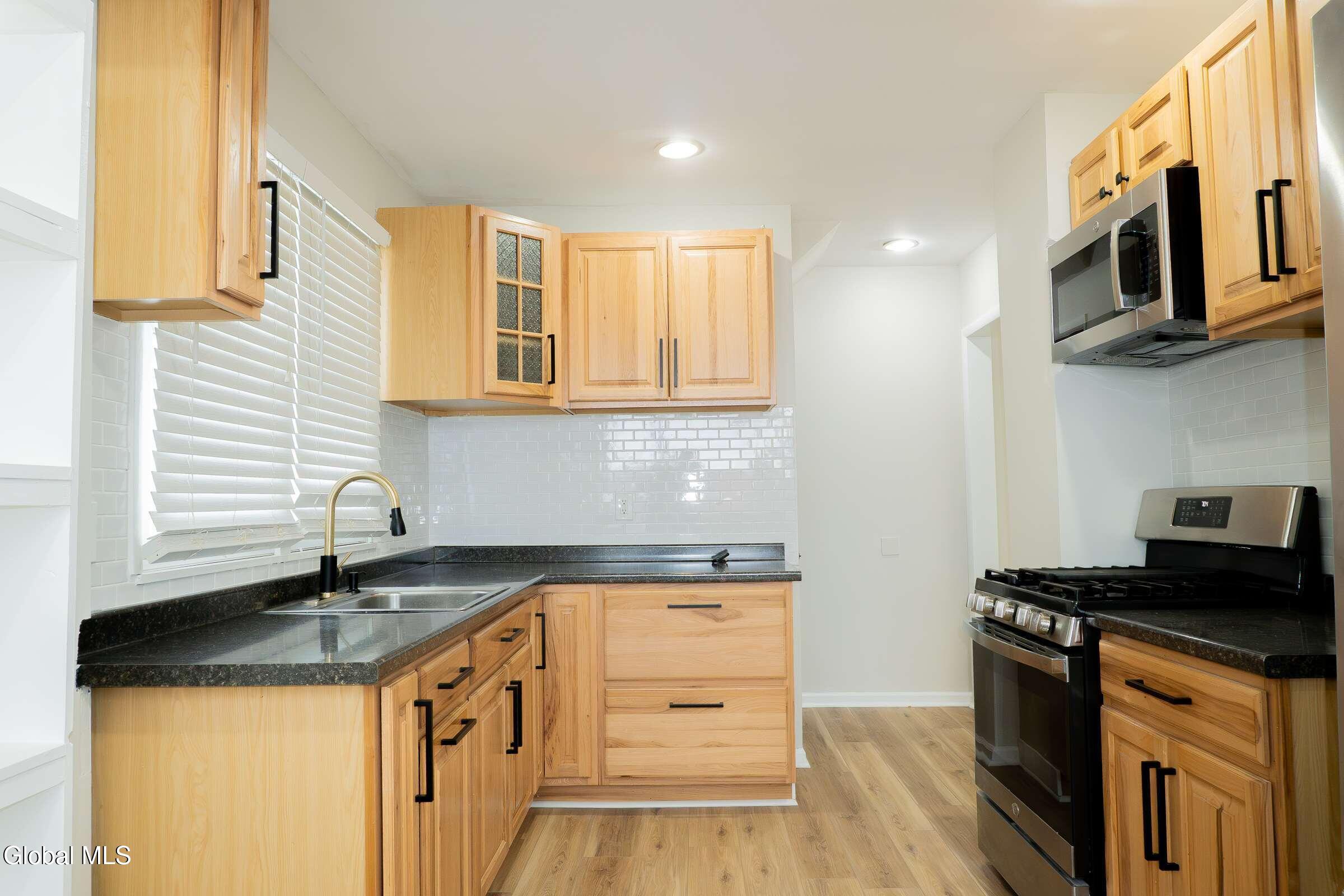 577 Ontario Street Schenectady, NY 12306 - Photo 11 of 34 12