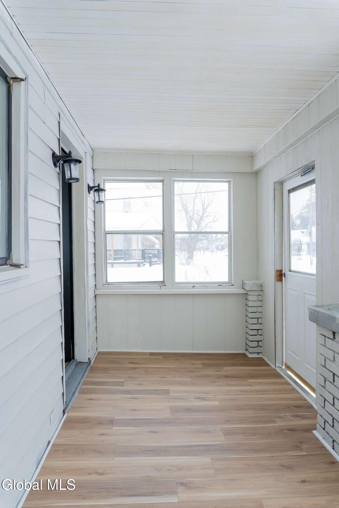 577 Ontario Street Schenectady, NY 12306 - Photo 3 of 34 3