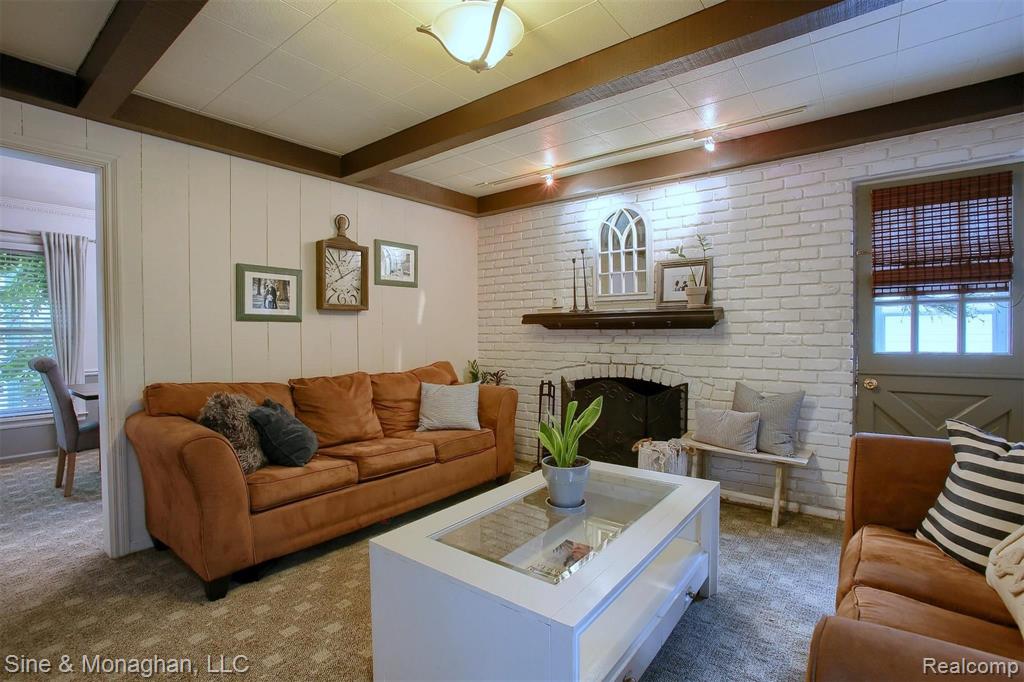 2110 Hampton Road Grosse Pointe Woods, MI 48236 - Photo 12 of 31