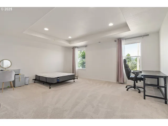 a view of a livingroom with a workspace