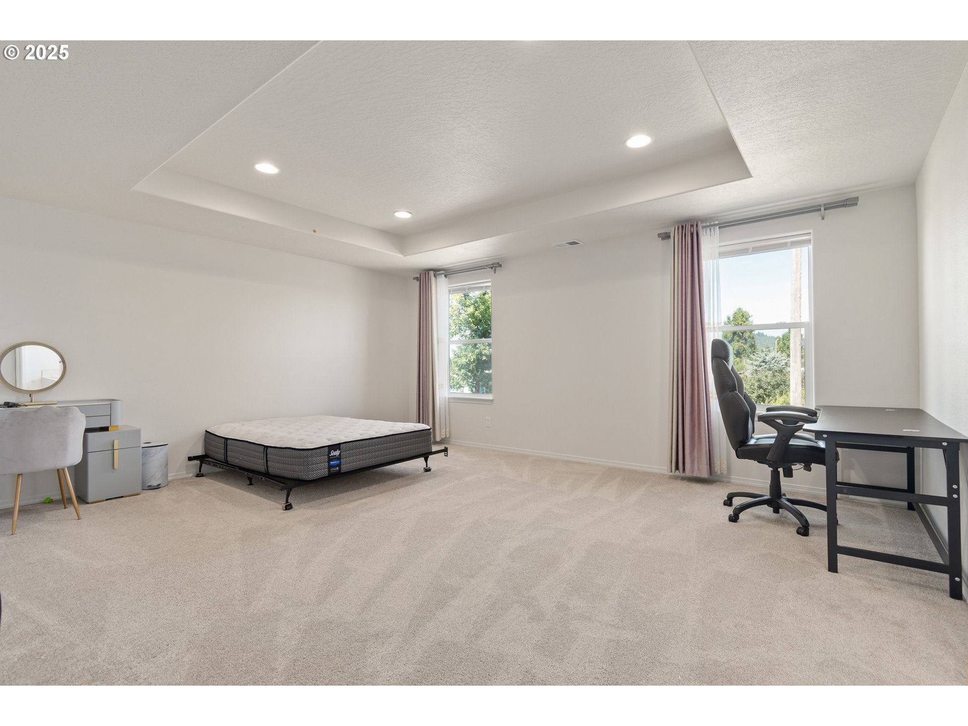 5292 Squirrel Street Springfield, OR 97478 - Photo 19 of 34 a living room with furniture and a window