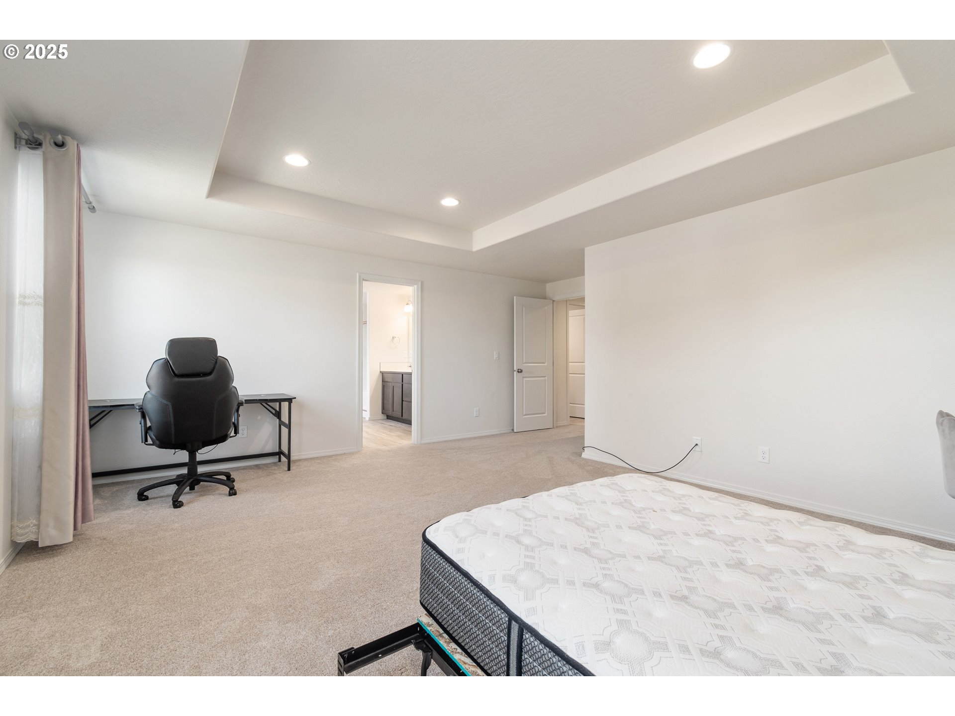 5292 Squirrel Street Springfield, OR 97478 - Photo 20 of 34 a view of a livingroom with a workspace