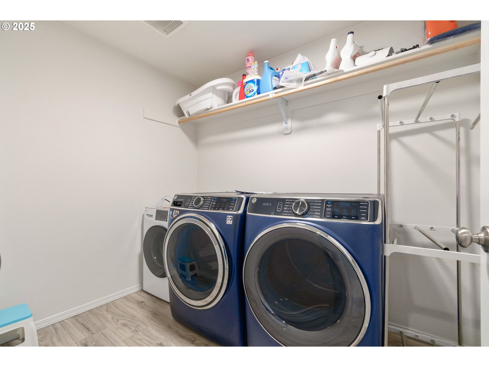 5292 Squirrel Street Springfield, OR 97478 - Photo 25 of 34 a utility room with dryer and washer