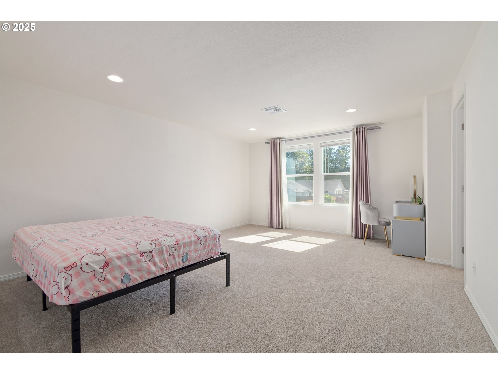 5292 Squirrel Street Springfield, OR 97478 - Photo 26 of 34 a living room with a bed and a window