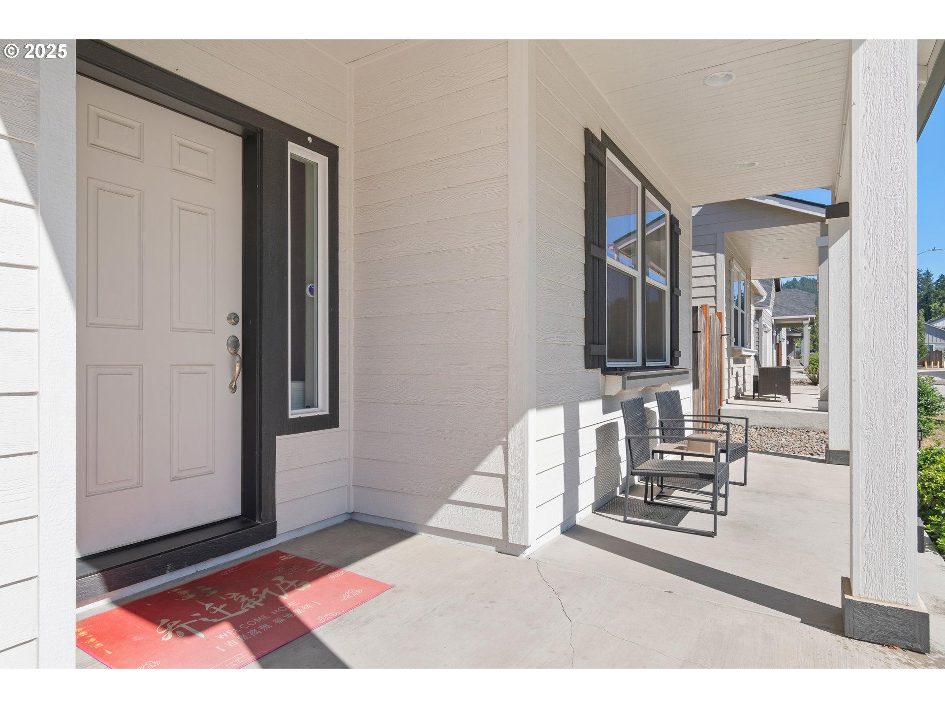 5292 Squirrel Street Springfield, OR 97478 - Photo 3 of 34 a living room with furniture