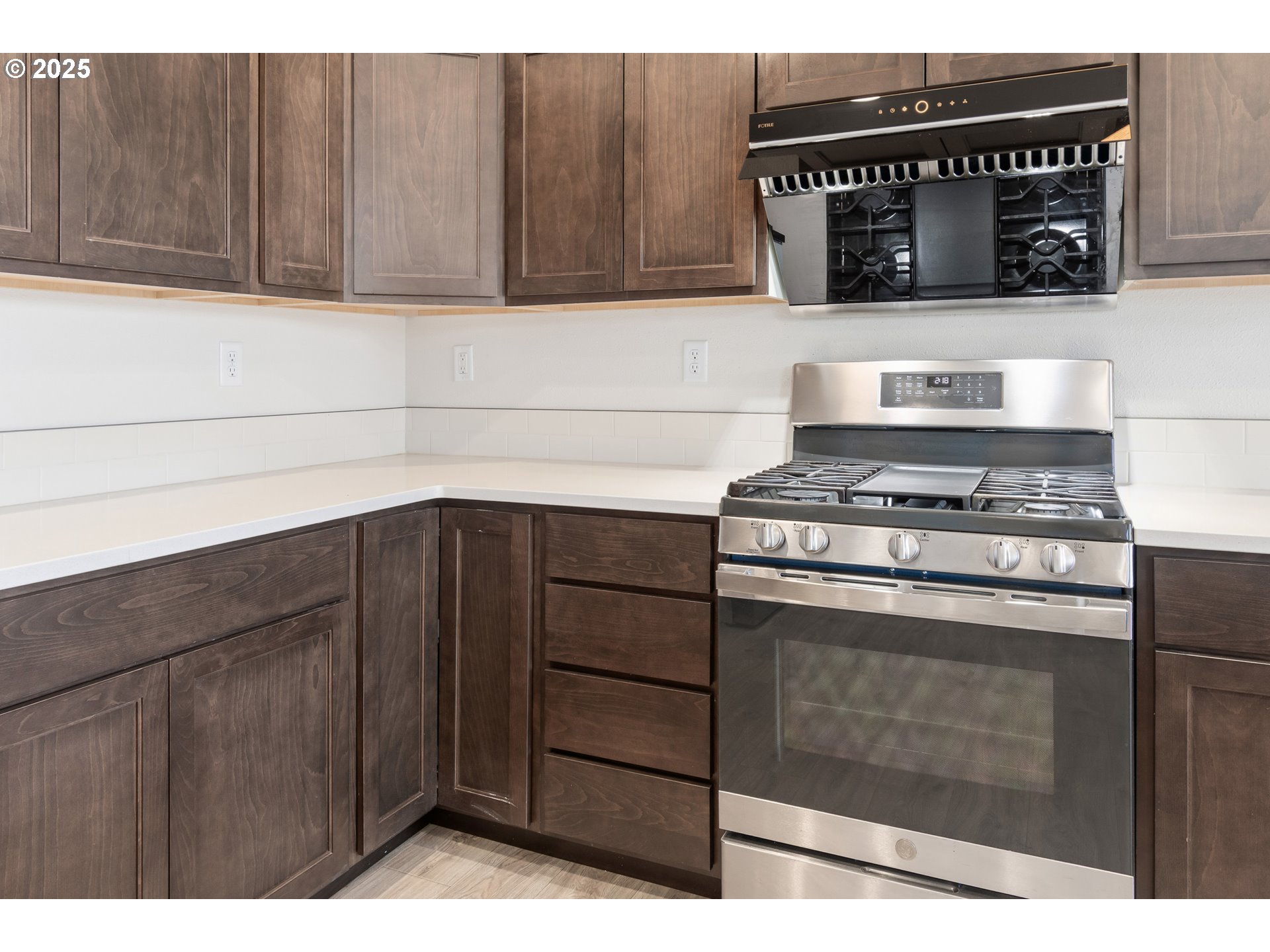 5292 Squirrel Street Springfield, OR 97478 - Photo 10 of 34 a kitchen with granite countertop a stove and cabinets