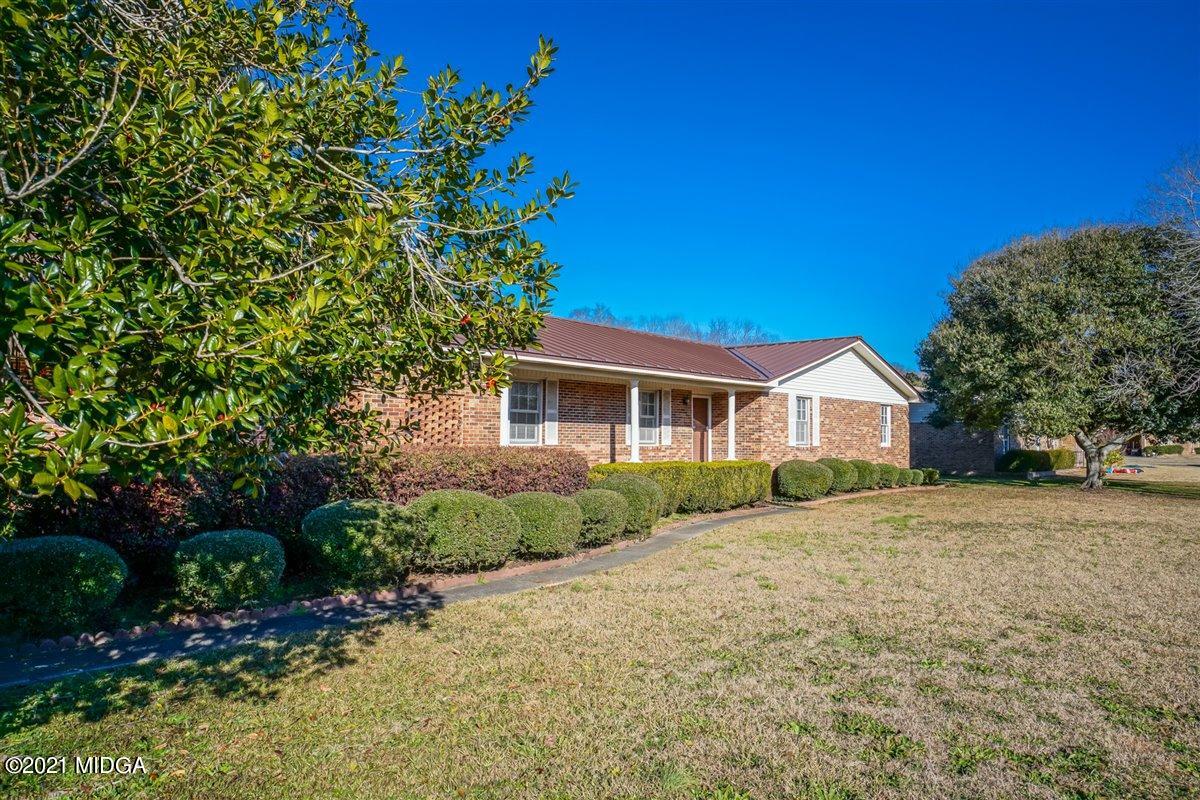 3309 Sandy Circle Macon, GA 31216 - Photo 3 of 35 a front view of a house with a garden