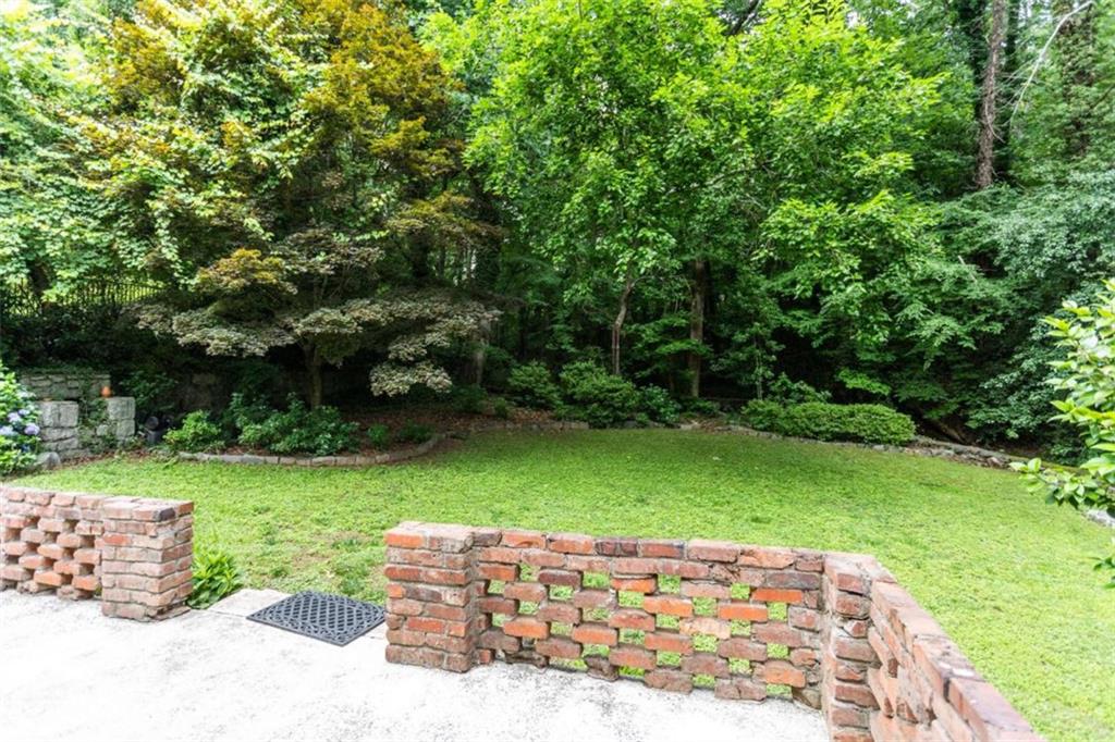 1025 Vistavia Circle Decatur, GA 30033 - Photo 10 of 56