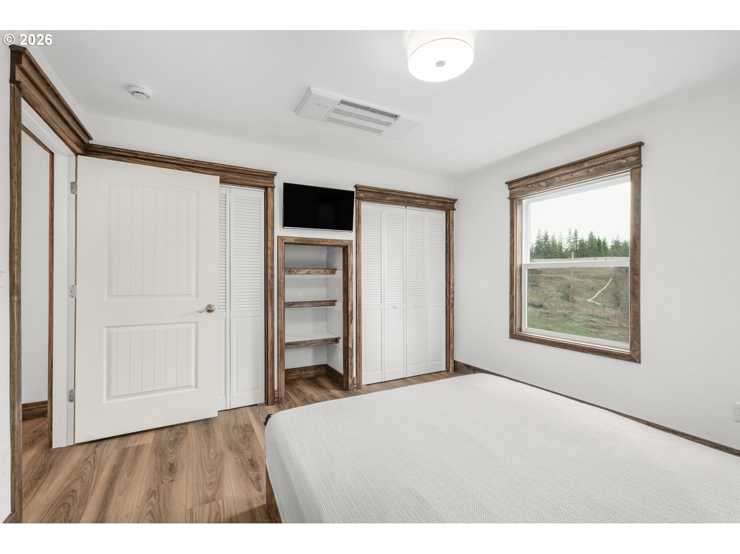 932 Zelinski Road Goldendale, WA 98620 - Photo 21 of 40 a bedroom with a bed and a window