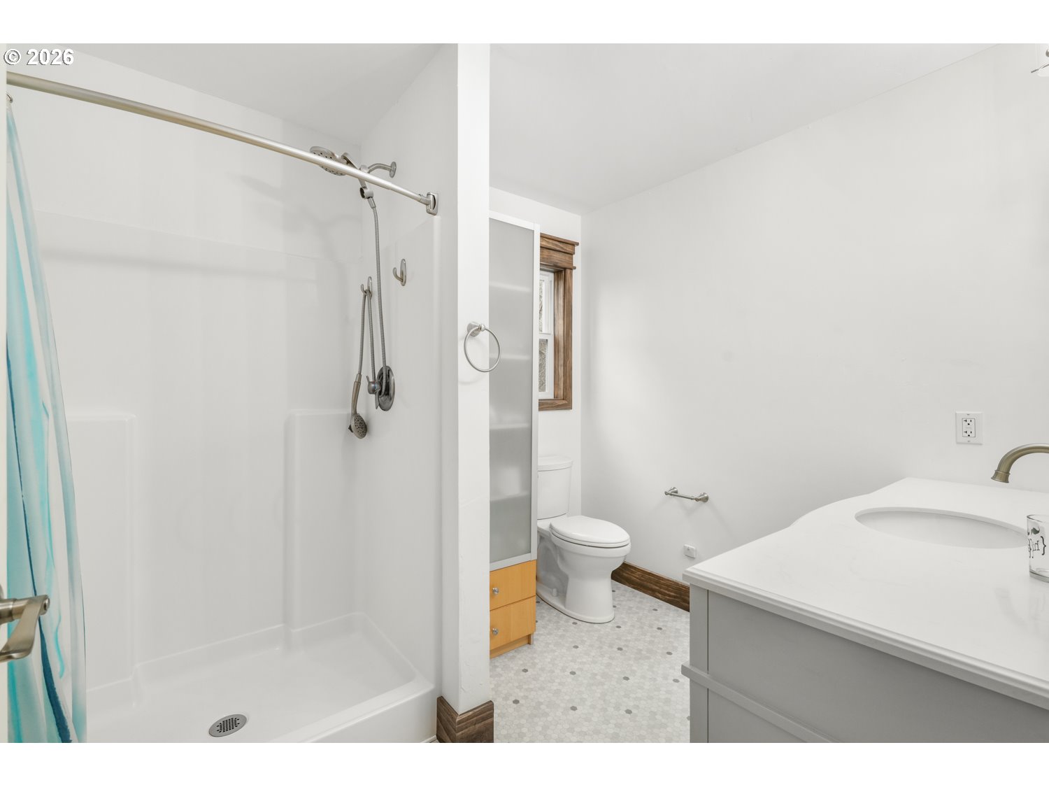 932 Zelinski Road Goldendale, WA 98620 - Photo 26 of 40 a bathroom with a sink a toilet and shower