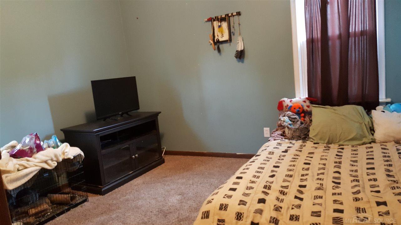 19372 Martin Road Roseville, MI 48066 - Photo 9 of 16 31326881-8.JPG