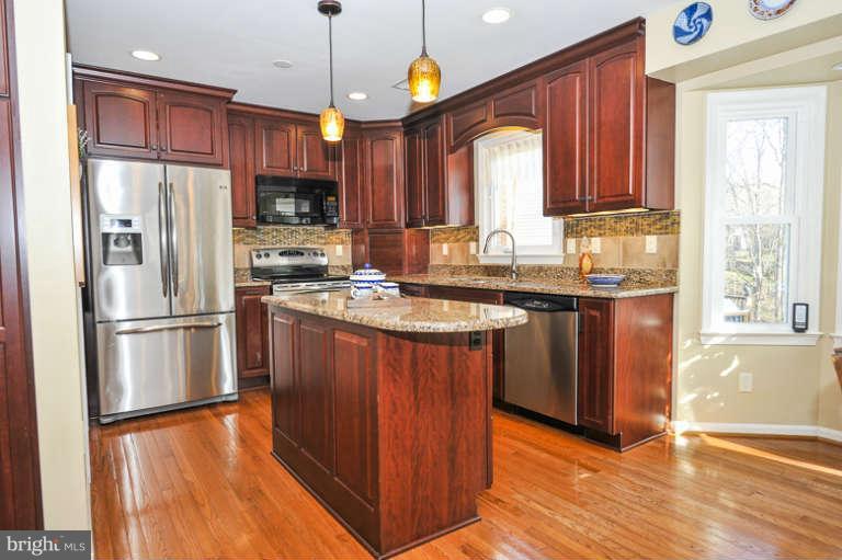 7723 Huntsman Boulevard Springfield, VA 22153 - Photo 8 of 29 Granite counters & decorative tile back splash
