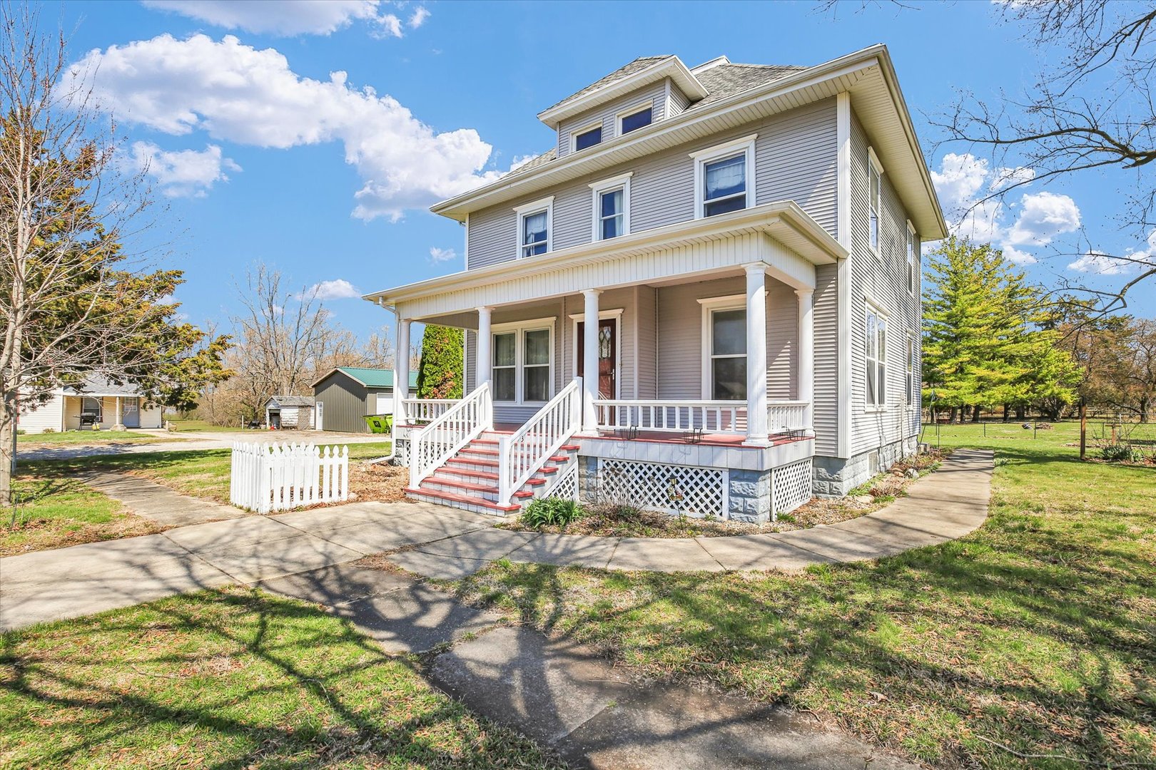 430 Indiana Avenue De Land, IL 61839 - Photo 1 of 48 a house view with a outdoor space