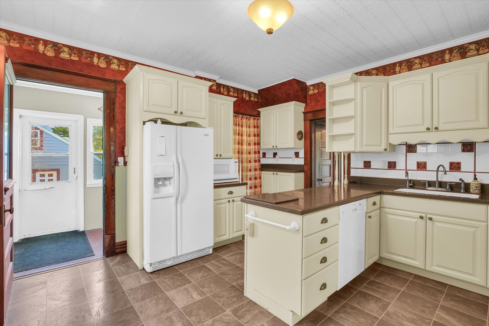 430 Indiana Avenue De Land, IL 61839 - Photo 18 of 48 a kitchen with white cabinets and refrigerator