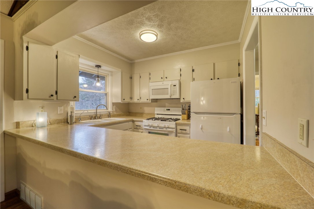 146 Parkway Ridge Boone, NC 28607 - Photo 6 of 35 Gallery Image 6