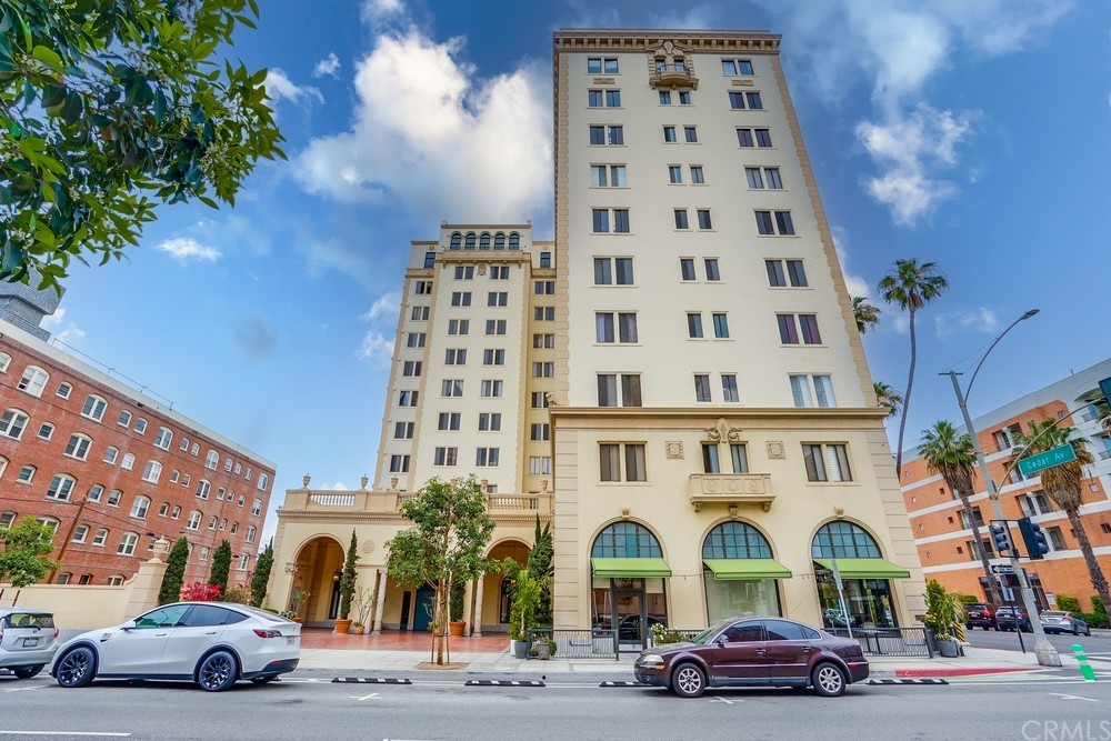a couple of cars parked in front of a building