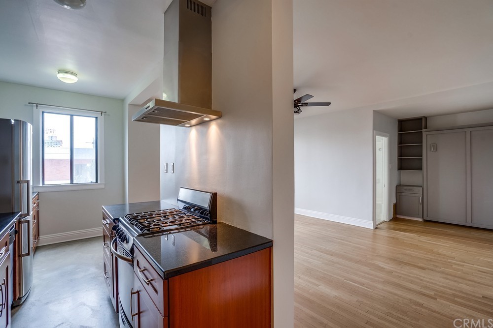 315 West 3rd Street, Unit 507 Long Beach, CA 90802 - Photo 14 of 25 a kitchen with granite countertop a sink stove and refrigerator