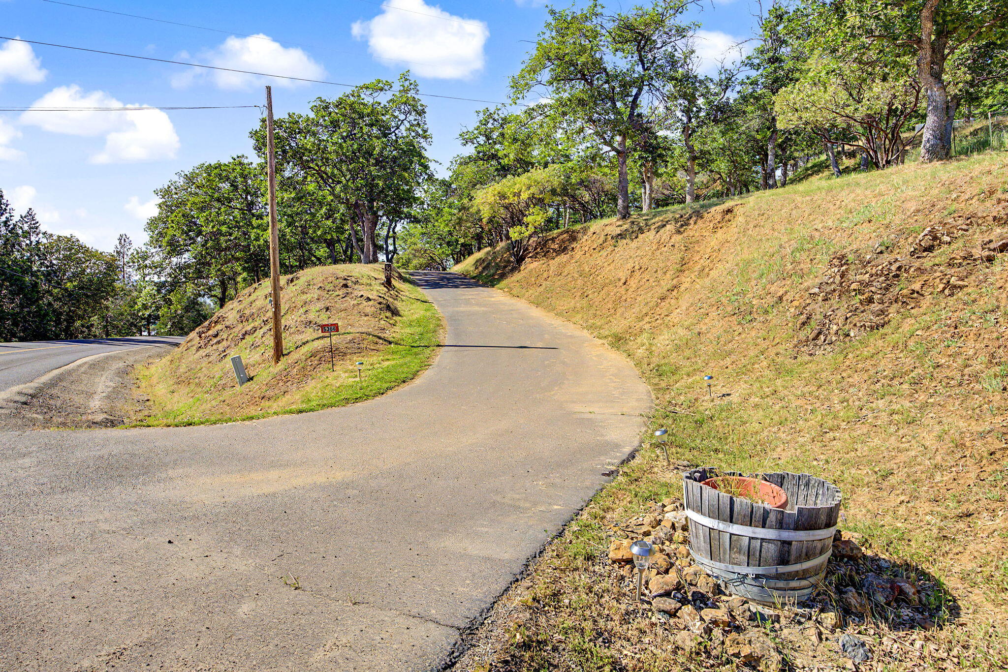 5366 Pioneer Road Medford, OR 97501 - Photo 32 of 36 Paved driveway off of Pioneer Road