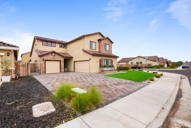 $599,999 | 1974 Gus Villalta Drive, Los Banos, CA 93635