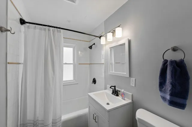 $1,600 | 4042 Lake Rd Avenue, Robbinsdale, MN 55422