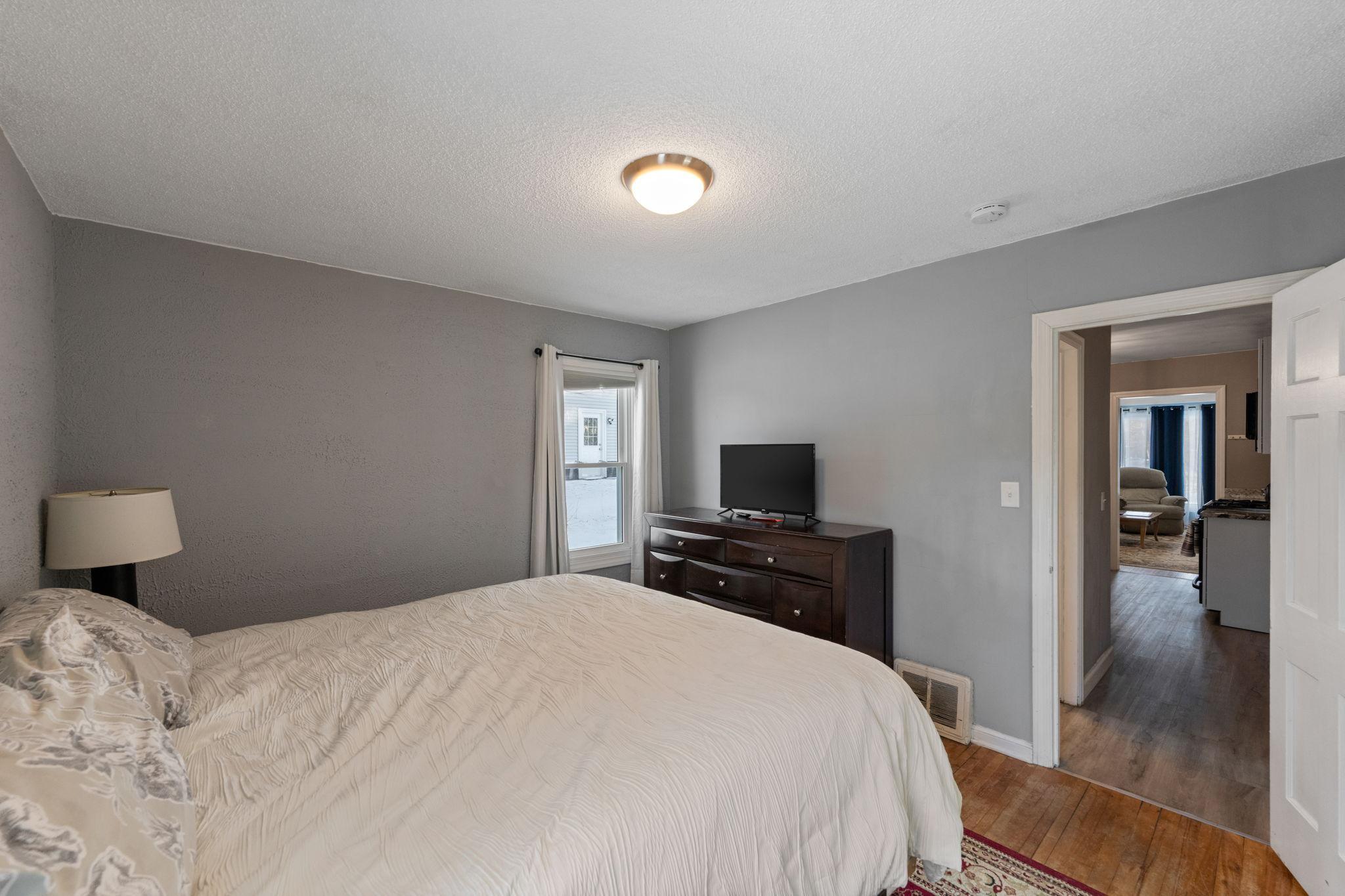 4042 Lake Rd Avenue Minneapolis, MN 55422 - Photo 13 of 17