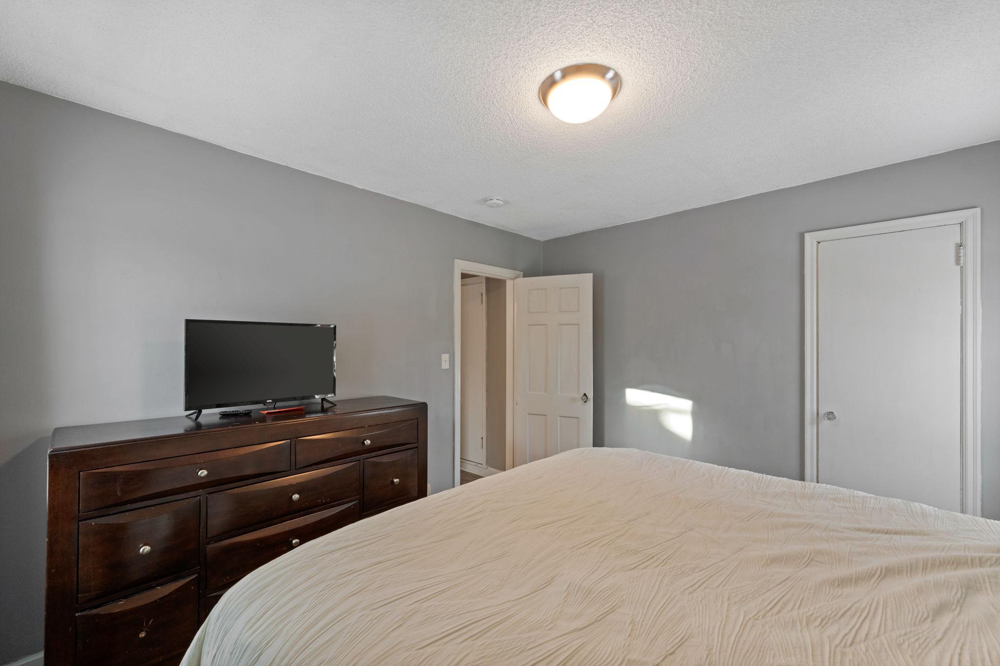 4042 Lake Rd Avenue Minneapolis, MN 55422 - Photo 14 of 17