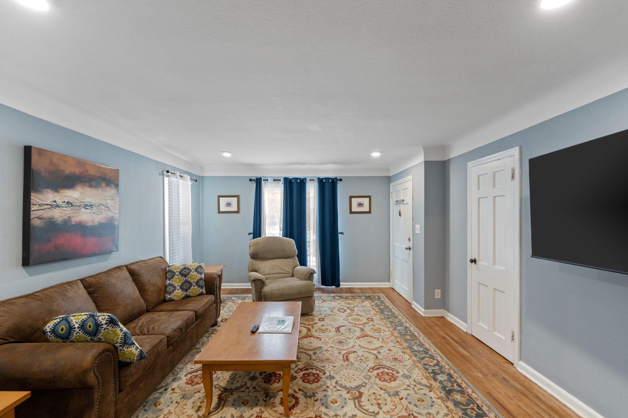 4042 Lake Rd Avenue Minneapolis, MN 55422 - Photo 2 of 17