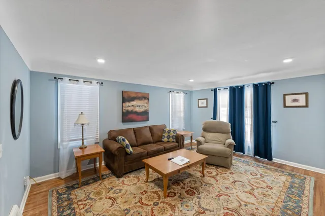 $1,600 | 4042 Lake Rd Avenue, Minneapolis, MN 55422